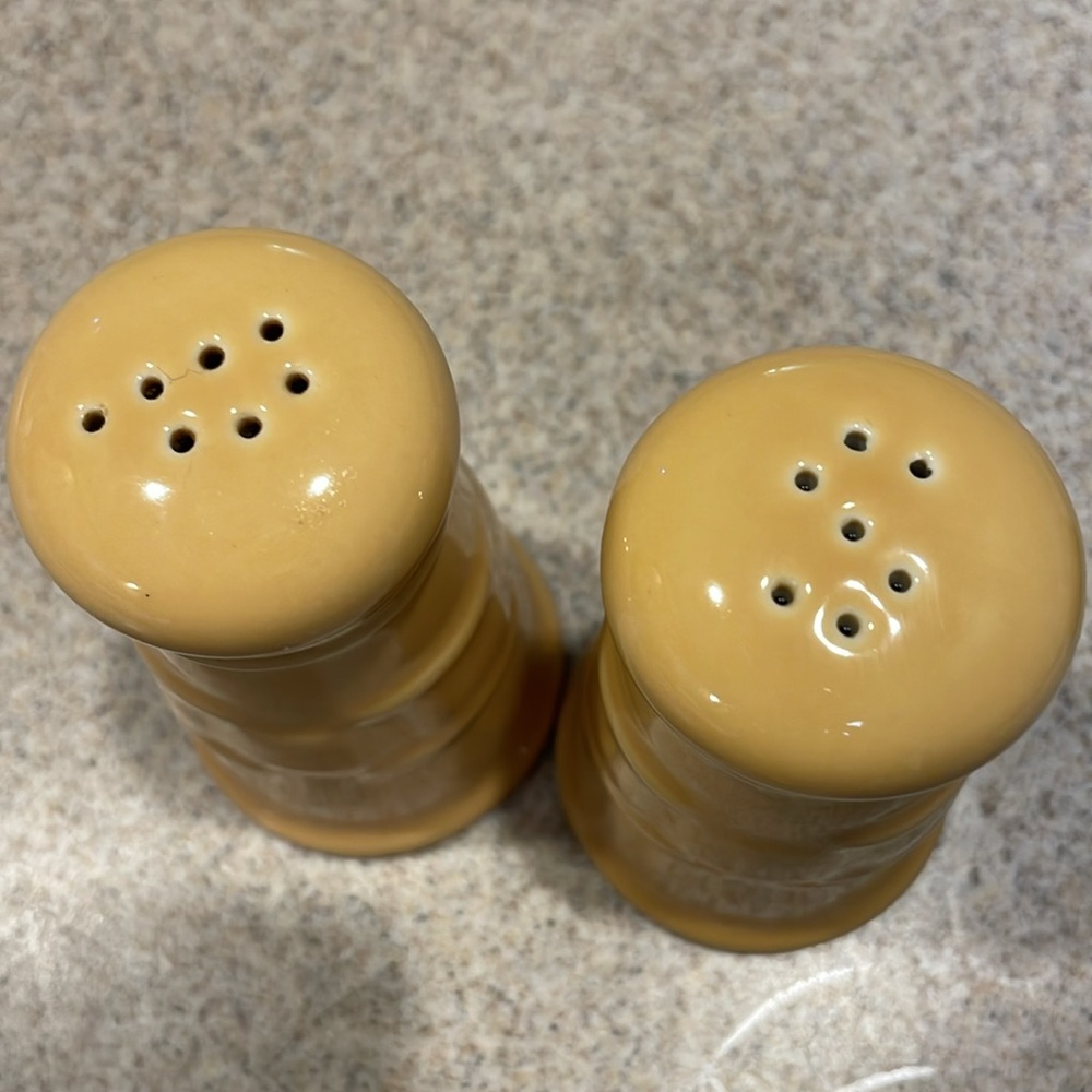 2003 Longaberger salt and pepper shakers with coverlet and handmade basket - Picture 10 of 13